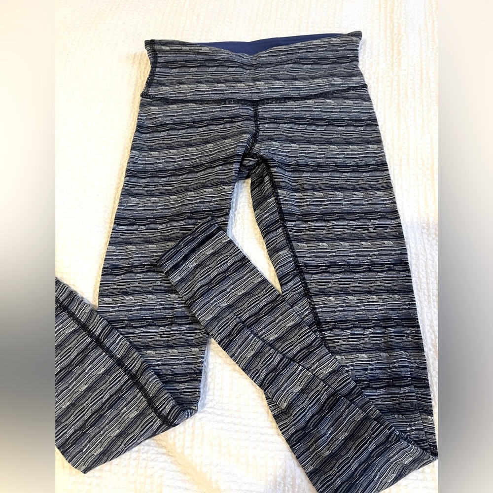 Lululemon leggings - Navy blue textured mid rise size 4, in good shape!